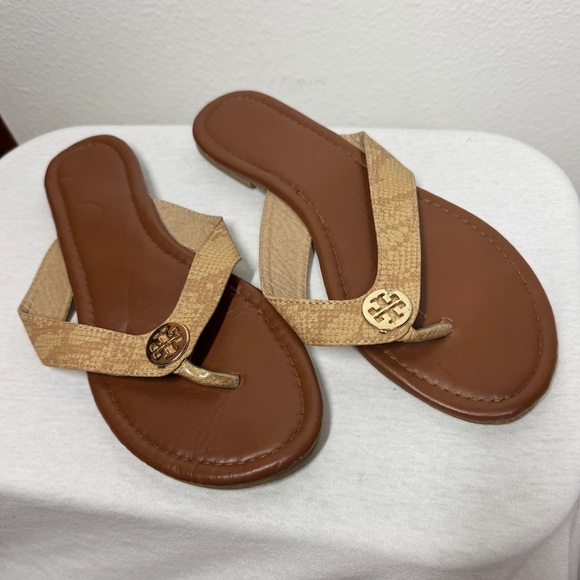 Tory Burch Women’s Flat Faux Snake Reptile Tan Logo Flat Thong Sandals Size 7.5 - Picture 3 of 13